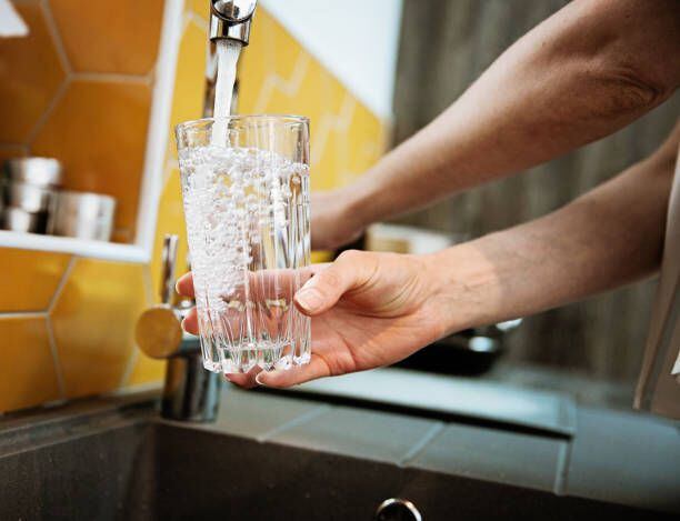 El agua de consumo pasa por un proceso de tratamiento que evita que químicos la contaminen.