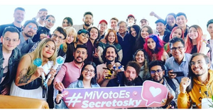 Gustavo Petro y Sebastián Guanumen junto a varios creadores de contenido.