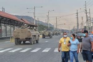 Fuerzas de seguridad ecuatorianas patrullando después de un motín carcelario.