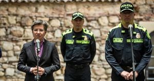 La alcaldesa Claudia López y el general Carlos Triana, comandante de la Policía Metropolitana de Bogotá, al término del consejo de seguridad.