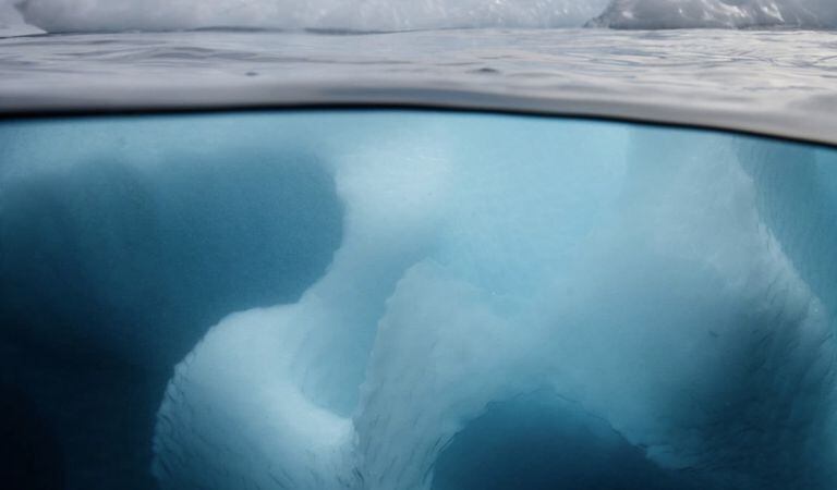 Así lucen por debajo del agua algunos glaciares en la Antártida.