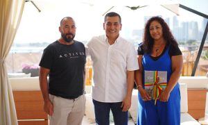 En el centro, el alcalde de Cartagena, Dumek Turbay. A los lados, los turistas argentinos, Gustavo Daniel Hugo y su esposa Leticia Troncoso.