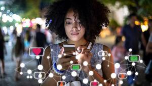 Medios sociales y concepto digital en línea, mujer que usa smartphone y muestra el icono de la tecnología.
