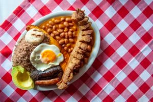 Bandeja paisa, una comida abundante en la región de Antioquia de Colombia, consiste en chicharrón (panceta de cerdo frita), morcilla, salchicha, arepa (torta de maíz), frijoles rojos, huevo frito, plátano, aguacate y arroz.