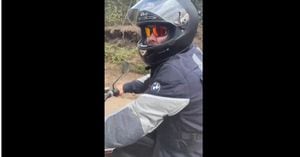 El expresidente Iván Duque fue reconocido mientras se desplazaba en una moto BMW por una carretera del país. Foto: @Rincon001A