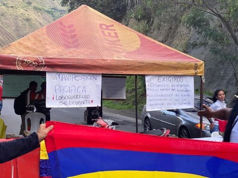 Habitantes de Loboguerrero bloquearon la vía Buga-Buenaventura reclamando agua potable y obras para el corregimiento.
