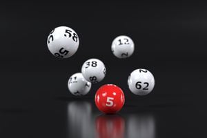 Caída de bolas de lotería con números aleatorios. Imagen de referencia.