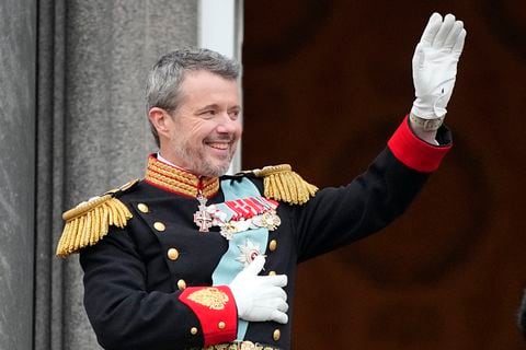 El rey Frederik X de Dinamarca saluda desde el balcón del Palacio de Christiansborg en Copenhague, Dinamarca, el domingo 14 de enero de 2024. La reina Margarita II se convirtió en la primera monarca de Dinamarca en abdicar en casi 900 años cuando entregó el trono a su hijo, quien convertirse en el rey Federico X.