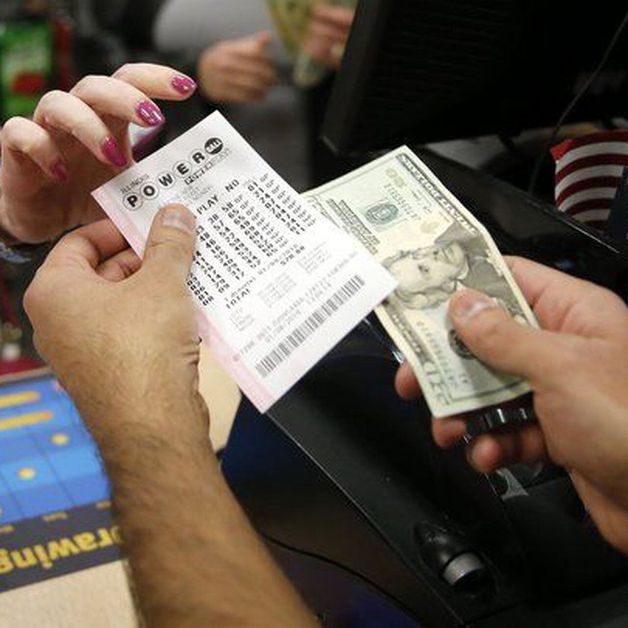 Una mujer se lleva 50.000 dólares del rasca y gana en la misma tienda donde  su padre ganó la lotería