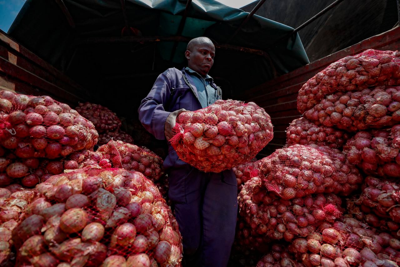 En el principal mercado de comida de Nairobi, Wakulima, los precios de las cebollas de Tanzania están en su máximo de siete años, señaló el tendero Timothy Kinyua.