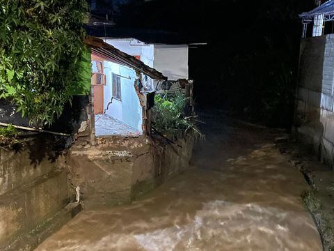Por lo menos 16 viviendas afectadas dejaron las luvias en Barbosa, Antioquia.