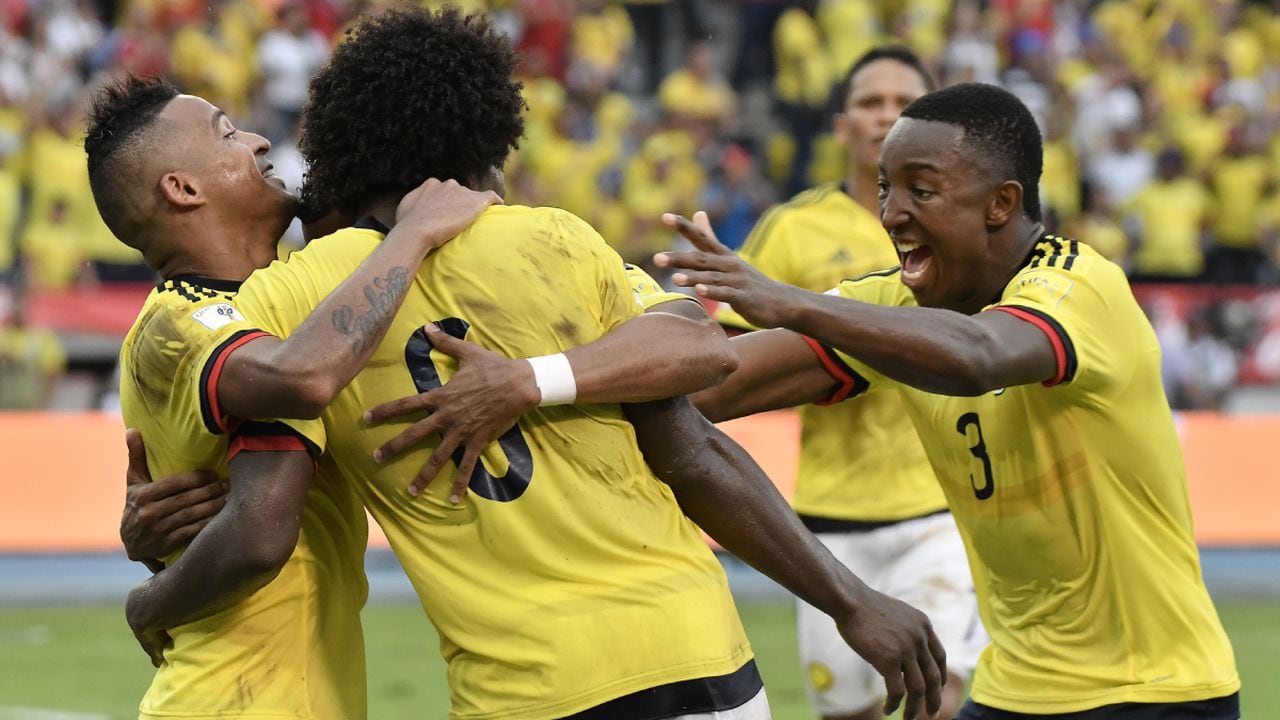 BARRANQUILLA, COLOMBIA - SEPTEMBER 01: Macnelly Torres of Colombia celebrates with teammates after scoring the second goal of his team during a match between Colombia and Venezuela as part of FIFA 2018 World Cup Qualifiers at Roberto Melendez Stadium on September 01, 2016 in Barranquilla, Colombia. (Photo by Gabriel Aponte/LatinContent vía Getty Images)