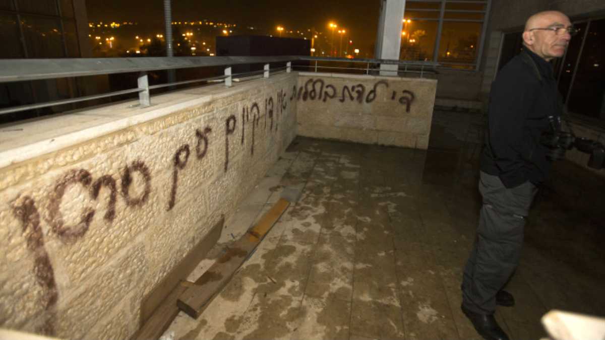 Grafitis racistas en una escuela bilingüe que fue incendiada en Jerusalén.