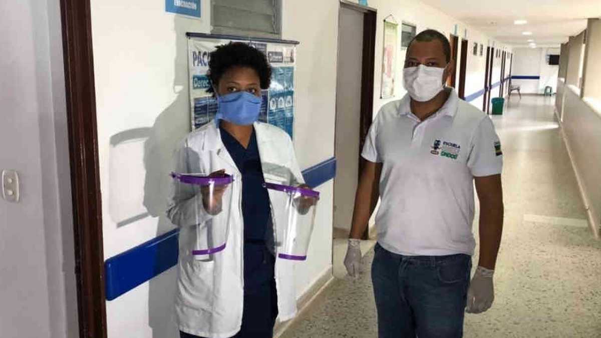 Jimmy García, fundador y profesor del club entrega las caretas a una médica en un hospital de Quibdó. 