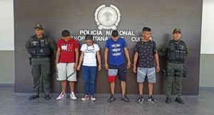 Fueron capturados en fragancia cuando recibían el pago de tres millones de pesos exigidos a un comerciante.