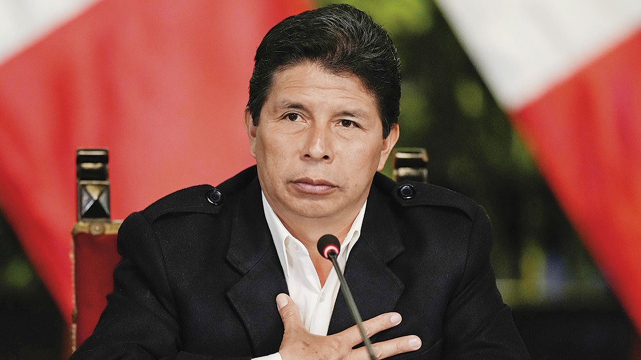 Pedro Castillo se enfrenta a una denuncia constitucional, algo inédito para la historia del país. La Fiscalía lo acusa de varios cargos de corrupción.