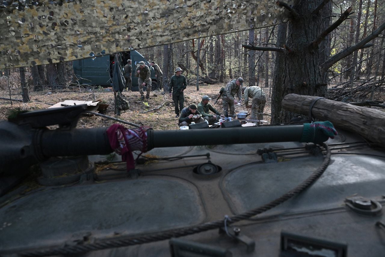 Los militares de la primera brigada presidencial ucraniana "Bureviy" almuerzan después de participar en ejercicios militares en la región de Chernihiv el 13 de octubre de 2023, antes de su despliegue en la línea del frente, en medio de la invasión rusa en Ucrania.