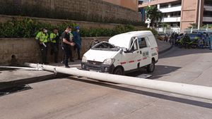 Grave accidente en Barranquilla: un poste cayó sobre un vehículo particular