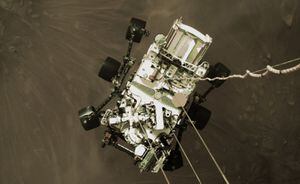 Perseverance descendió a la superficie marciana sujetado por cables. BBC - NASA