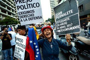 Manifestantes opositores participan en una protesta en memoria de las personas que perdieron la vida en medio de las protestas y de quienes permanecen arrestados y son considerados "presos políticos", en Caracas (Venezuela).