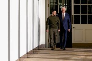 El presidente Joe Biden y el presidente ucraniano Volodímir Zelenski caminan por la columnata de la Casa Blanca el miércoles 21 de diciembre de 2022 en Washington. (AP Photo/Patrick Semansky)