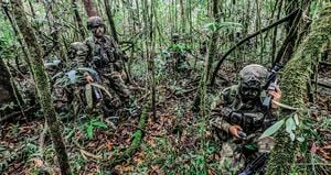 Los soldados llevan más de dos semanas internados en la selva virgen, sin poder bañarse o comer comida caliente y únicamente hablando en susurros.