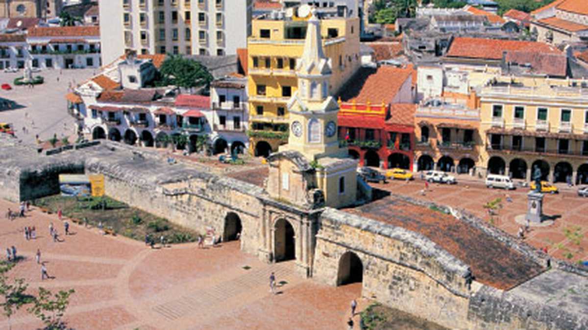Tras la oleada de mala prensa Cartagena no es
comparada con otras  joyas arquitectónicas como Sevilla, sino con capitales del sexo como Bangkok