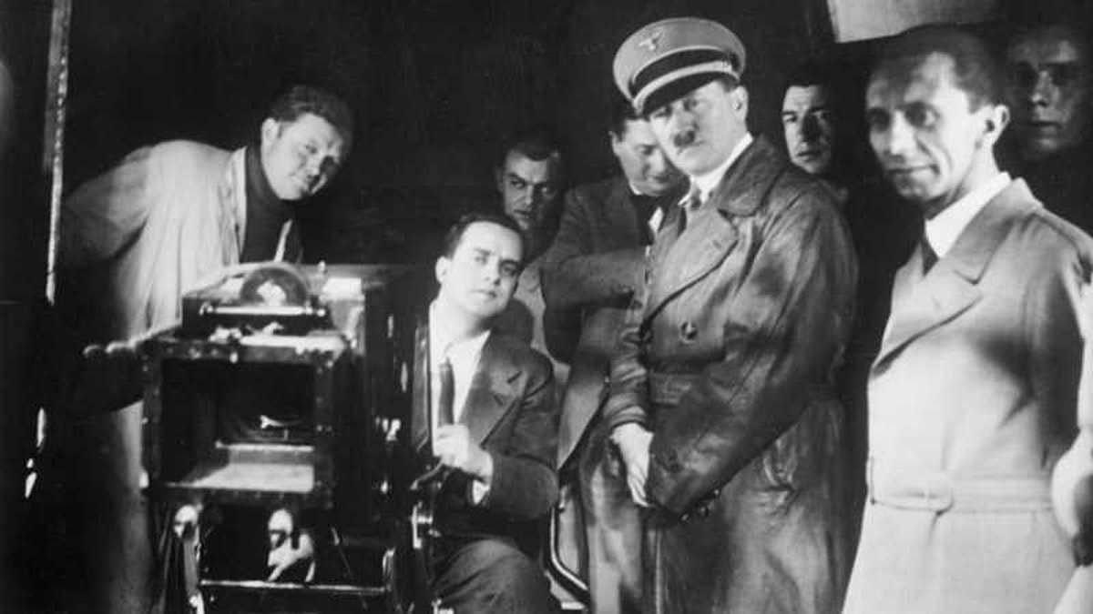 Adolf Hitler y Joseph Goebbels en el rodaje de una producción para la propaganda Nazi. Foto: Bundesarchiv Bild. Creative Commons.