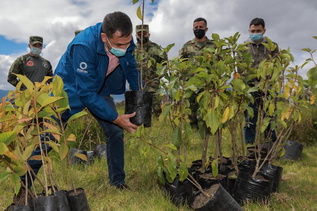 En medio de una jornada de siembra en Bogotá, el director de la CAR anunció la plantación de aproximadamente 35.000 árboles en los territorios cercanos al río.