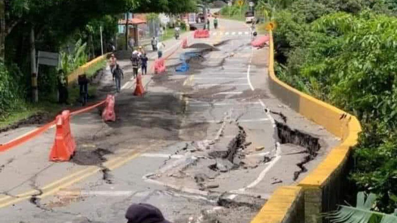 Vía que de La Pintada conduce hacia Santa Bárbara, Antioquia, afectada por grietas.