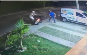 El delincuente obligó a la víctima a bajarse de su motocicleta.