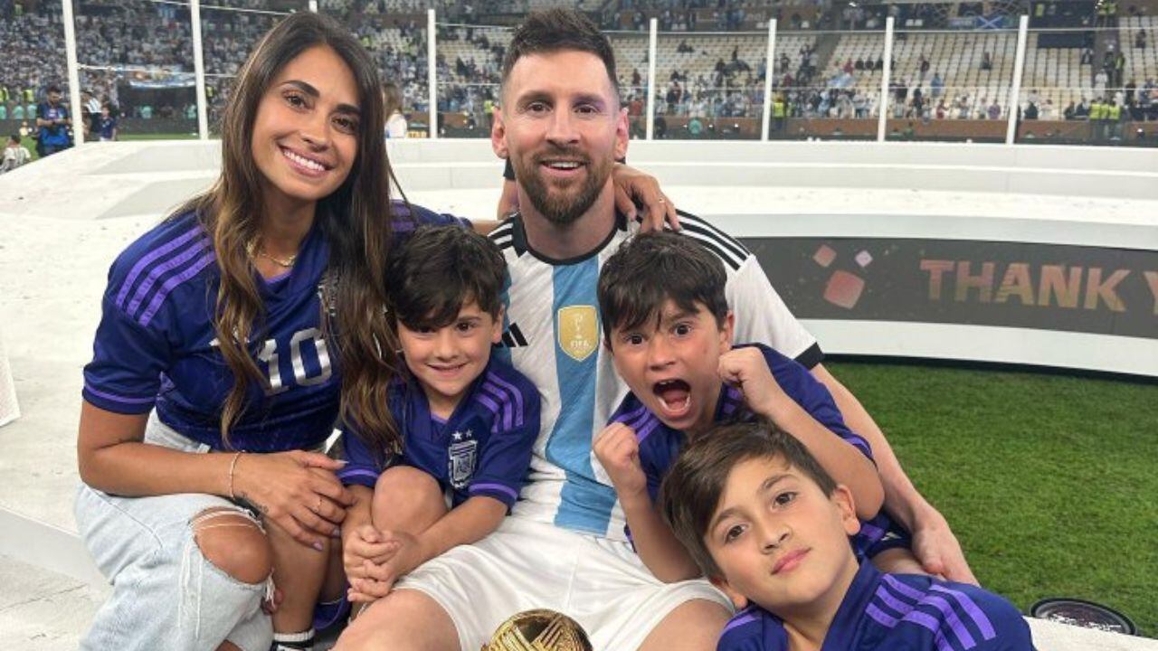 La foto que tiene Lionel Messi con su familia en WhatsApp.