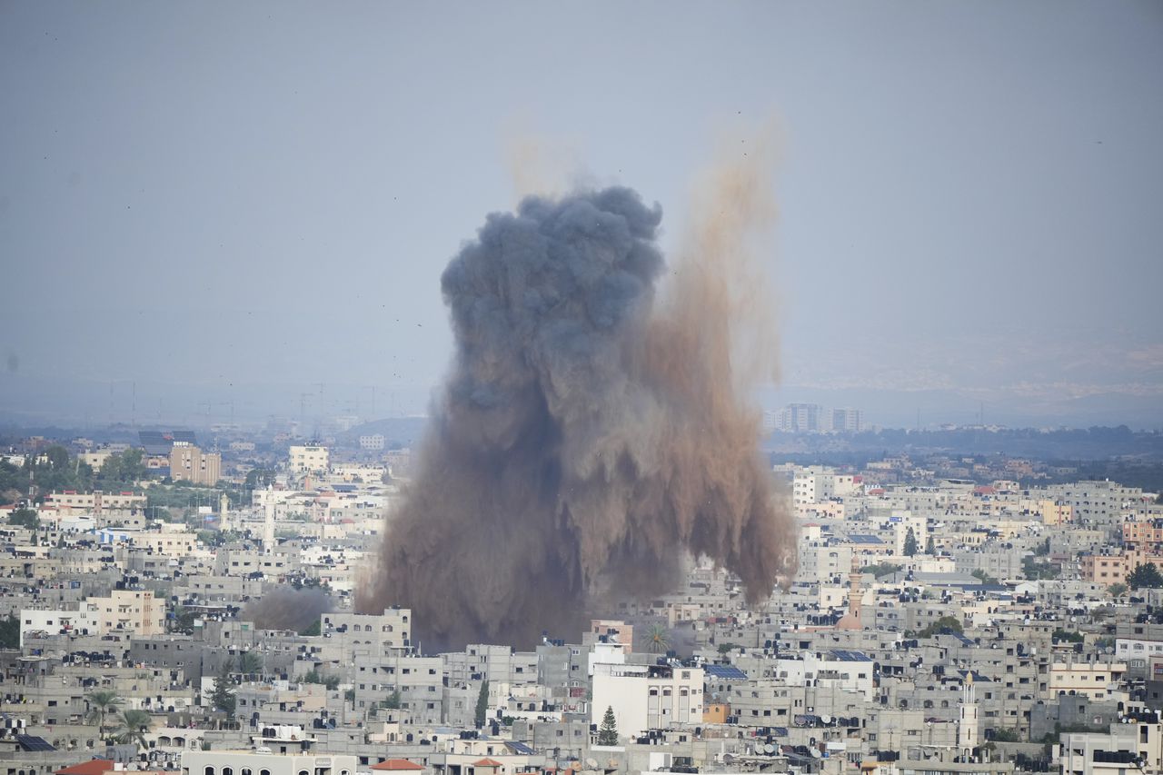 Una nube de humo se levanta por una explosión causada por un ataque aéreo de Israel en la Franja de Gaza. (AP Photo/Hatem Moussa)