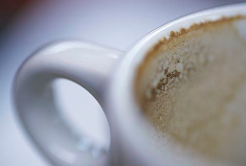 ¿Busca una solución fácil y económica para deshacerse de las manchas de café en sus tazas favoritas? Este truco casero es todo lo que necesita.