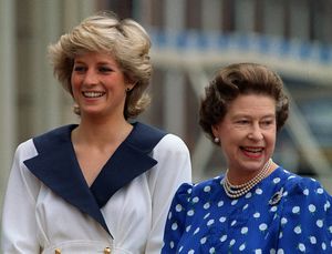 En esta fotografía del 4 de agosto de 1987 la princesa Diana de Gales, izquierda, y la reina Isabel II de Gran Bretaña sonríen a la gente fuera de Clarence House en Londres. Como se sabe, la reina Isabel y la princesa Diana mantuvieron una estrecha relación, incluso cuando la duquesa se separó del príncipe Carlos. Foto: AP / Martin Cleaver, archivo.