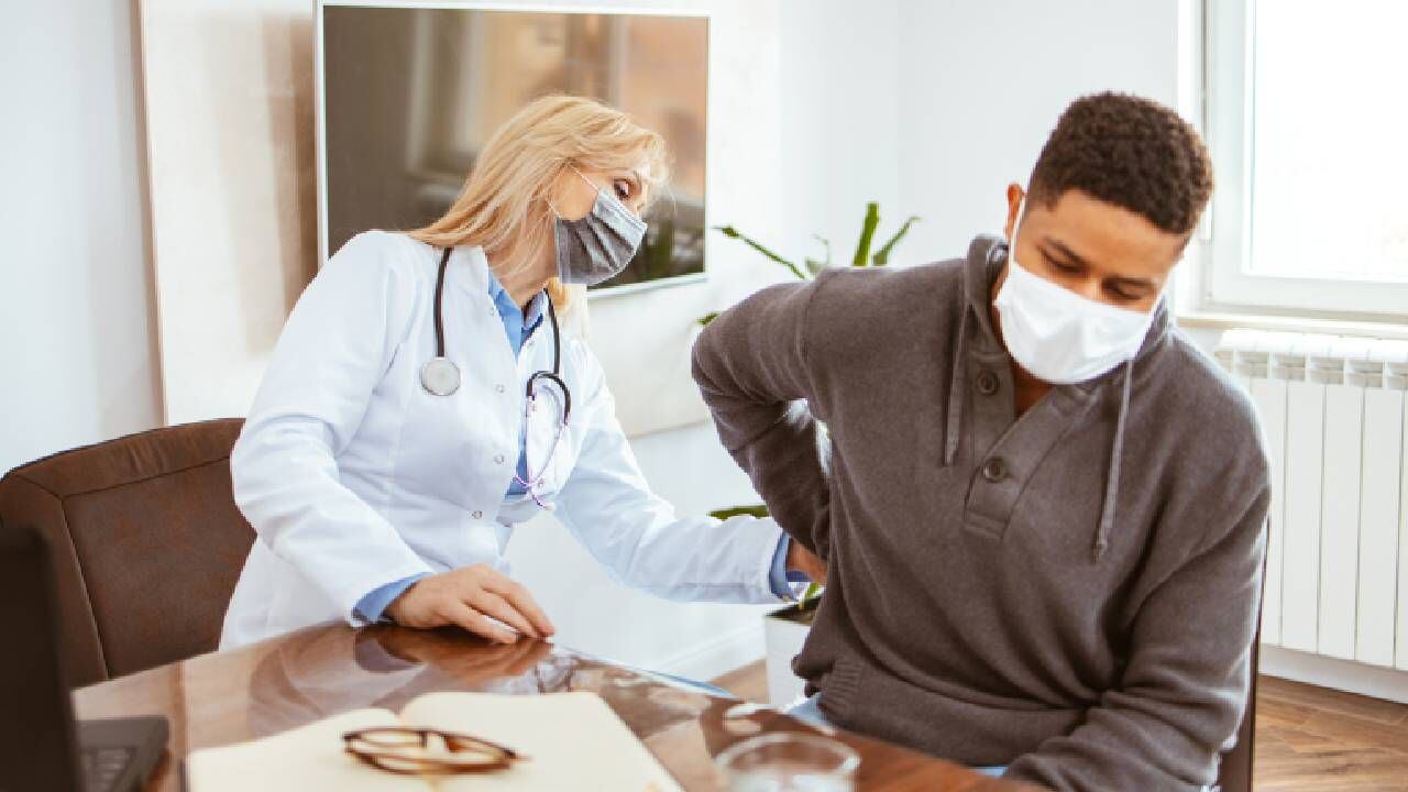 Expertos aconsejan llevar una dieta baja en sal y tomar líquidos para prevenir los cálculos renales. Foto: Getty images.