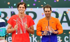 Taylor Fritz ganador del torneo Master 1000 de Indian Wells, junto al subcampeón, Rafael Nadal, (Photo by Frederic J. BROWN / AFP)