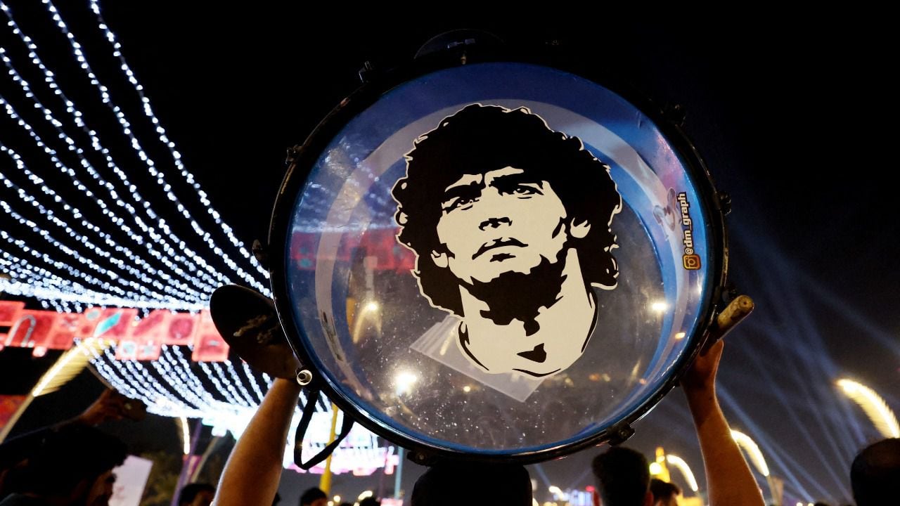 Fútbol Fútbol - Copa Mundial de la FIFA Qatar 2022 - Doha, Qatar - 25 de noviembre de 2022 Un fan argentino sostiene su tambor mostrando una imagen del ex jugador Diego Maradona en la Corniche de Doha.