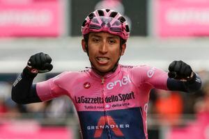 Overall leader Team Ineos rider Colombia's Egan Bernal celebrates as he crosses the finish line to win the 16th stage of the Giro d'Italia 2021 cycling race, 153km between Sacile and Cortina d'Ampezzo on May 24, 2021. (Photo by Luca BETTINI / AFP)