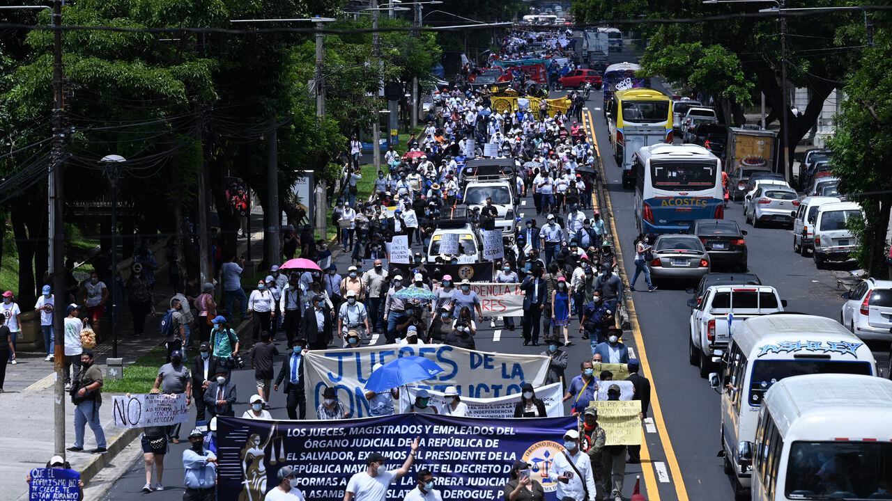 La gente protesta contra la circulación de Bitcoin en San Salvador el 7 de septiembre de 2021. - El Salvador se convierte el martes en el primer país del mundo en aceptar Bitcoin como moneda de curso legal, a pesar del escepticismo nacional generalizado y las advertencias internacionales de riesgos para los consumidores. (Foto de MARVIN RECINOS / AFP)