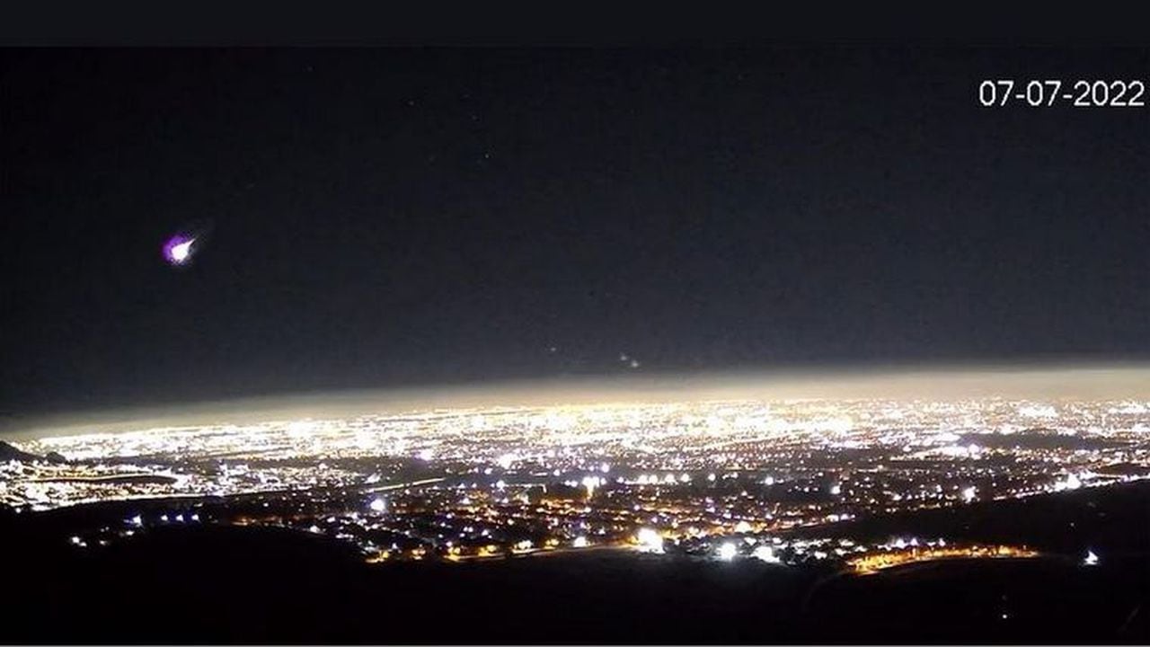 Habitantes de Santiago de Chile reportaron haber visto el fenómeno que iluminó por unos segundos la noche.