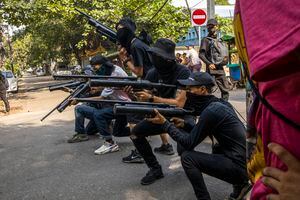 Los manifestantes antigolpistas se alinean en formación con rifles de aire caseros durante una manifestación contra el golpe militar en Yangon, Myanmar, el sábado 3 de abril de 2021. Las amenazas de violencia letal y las detenciones de manifestantes no han logrado reprimir las manifestaciones diarias en todo Myanmar que exigen el paso militar. derribar y reinstalar el gobierno elegido democráticamente. (Foto AP)
