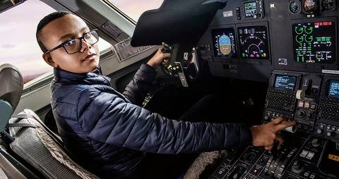 Juan Sebastián tiene 12 años y cursa séptimo grado. Suma más de 203 horas de vuelo virtual.