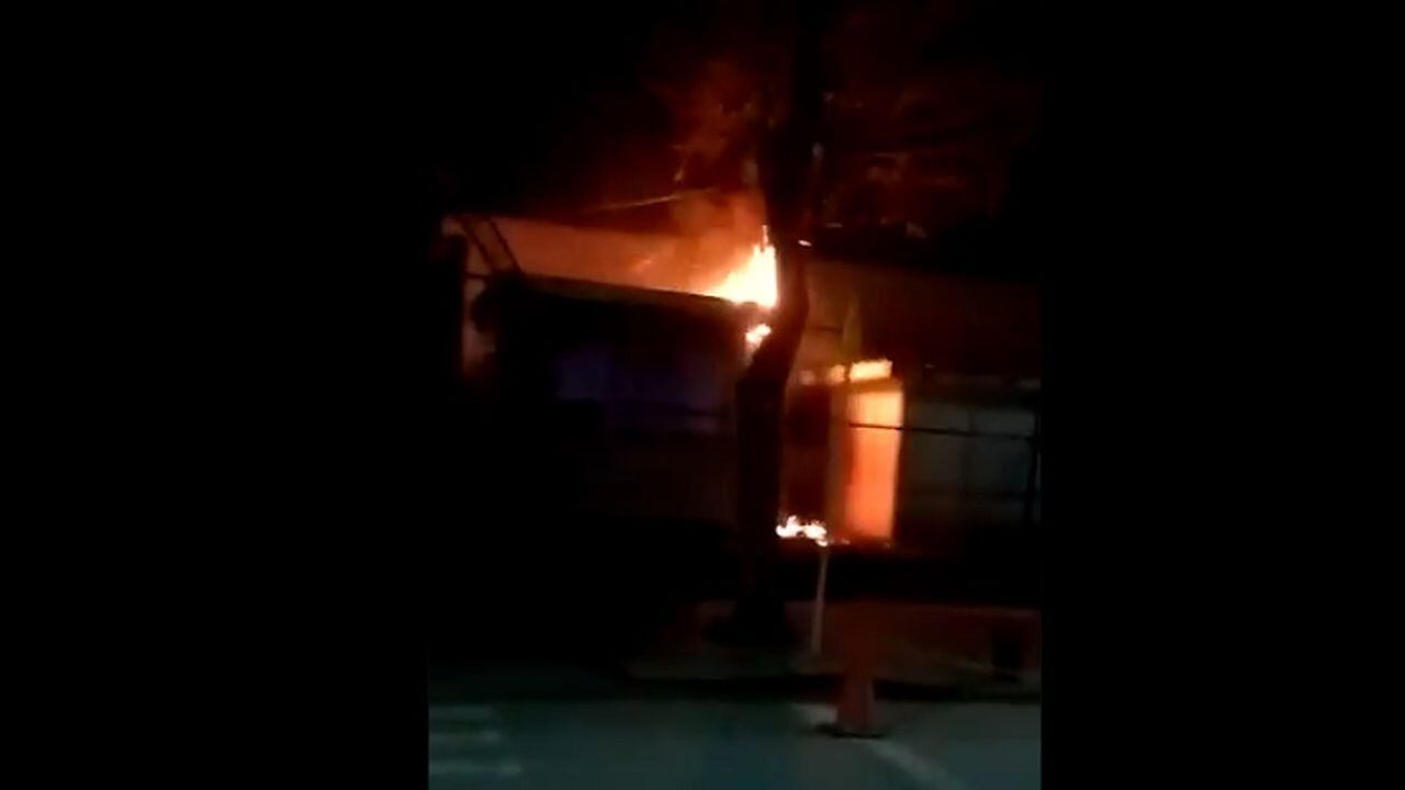Encapuchados intentaron incendiar un colegio en Popayán.
