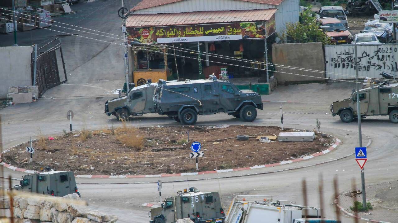 Imagen referencia de Cisjordania. Vehículos militares blindados israelíes.