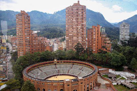 Torres del Parque: este conjunto residencial, diseñado por el arquitecto Rogelio Salmona y ubicado en el barrio La Macarena de Bogotá, es considerada una de las grandes obras de urbanismo del país, pues fue pensado para integrarse a su entorno, donde se encuentran la Plaza de Toros La Santamaría y el Parque de la Independencia. Foto: León Darío Pelaez / Semana.