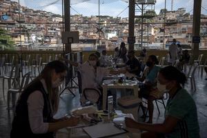 Los pacientes son atendidos en el Centro de Salud especializado en Gripe y COVID-19 en la Villa Olímpica Complexo do Alemao, ubicada en la favela Complexo do Alemao en Río de Janeiro, Brasil, el 10 de diciembre de 2021. (Foto de MAURO PIMENTEL / AFP)