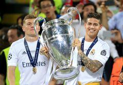 Real Madrid's Toni Kroos and James Rodriguez (right) celerbrate with the trophy