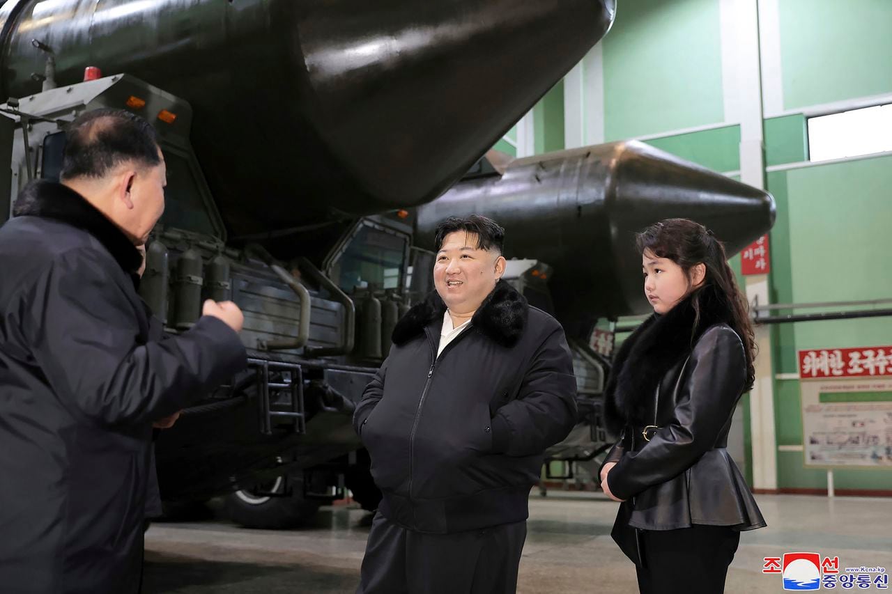 La Agencia Central de Noticias de Corea (ACNC)dijo que Kim realizó los comentarios durante una visita a una fábrica que produce transportadores erectores lanzadores (TELs, por sus siglas en inglés), sin indicar cuándo fue ni dónde se encuentran las instalaciones.