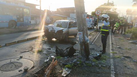 Frente a la cárcel de Villanueva, el vehículo impactó contra el poste, dejándole graves daños.